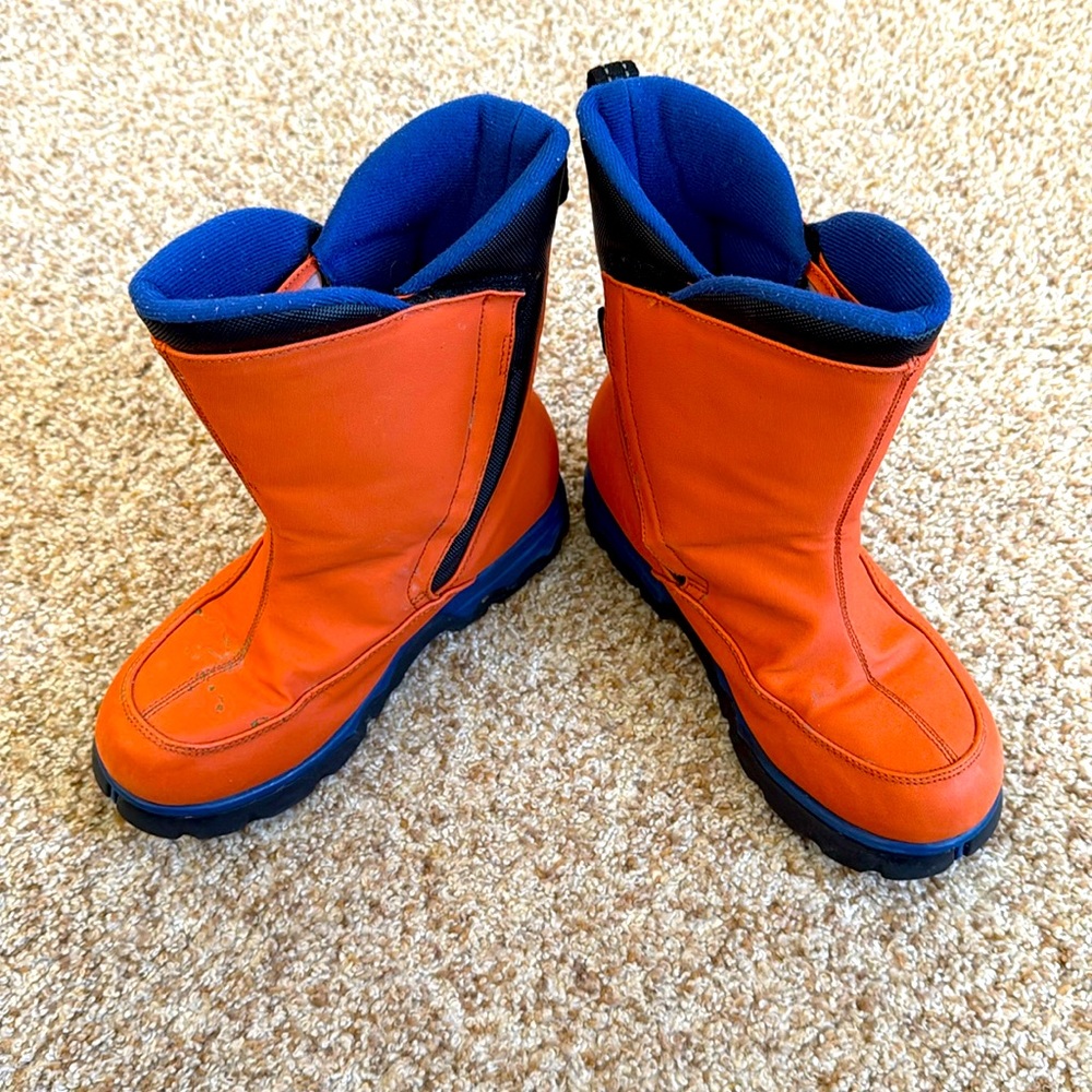Lands’End children snow boots.
